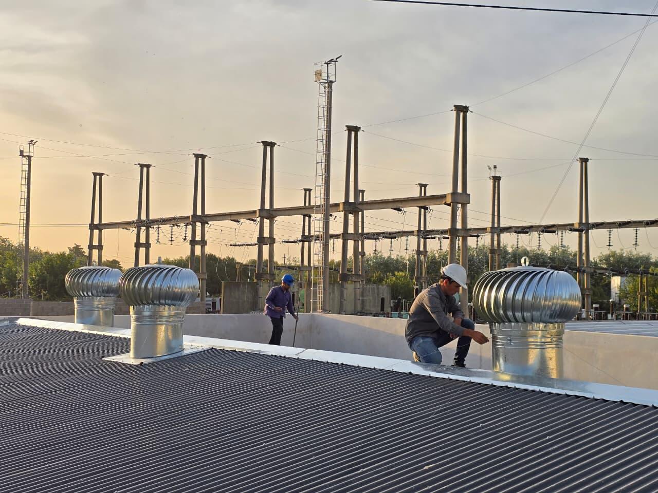 Equipo de PRG terminando la cubierta metálica del edificio de celdas de EPEC en Las Higueras